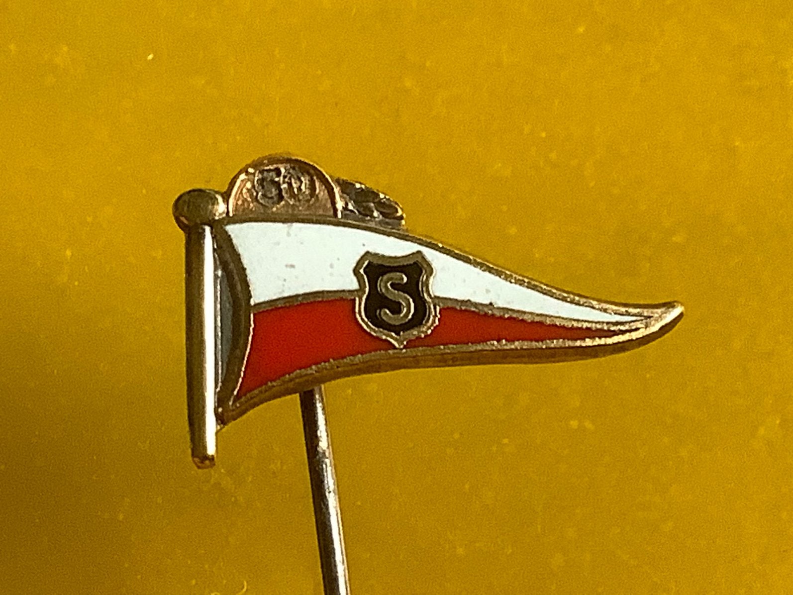 Emaille voetbal speldje SV Voorburg voetbalvereniging 50, Verzamelen, Speldjes, Pins en Buttons, Ophalen of Verzenden, Gebruikt