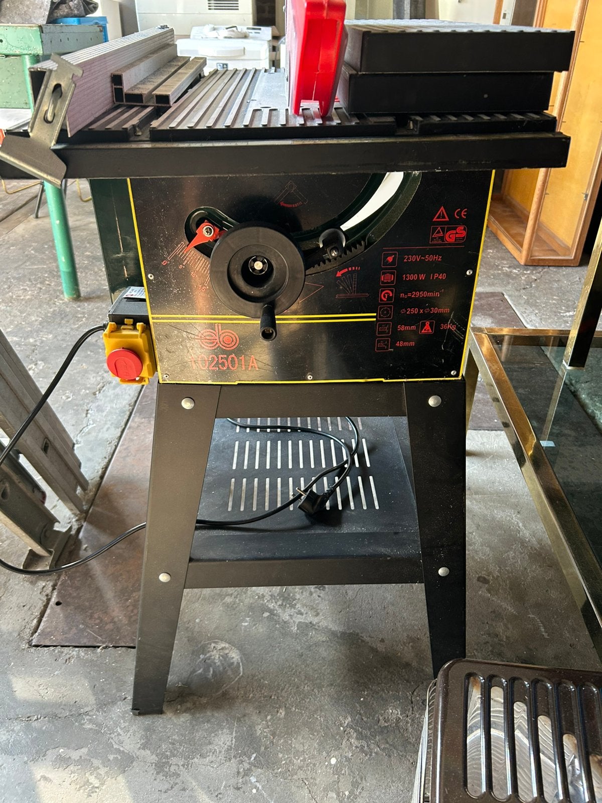 EB 102501A tafelcirkelzaag met een vermogen van 1300W.