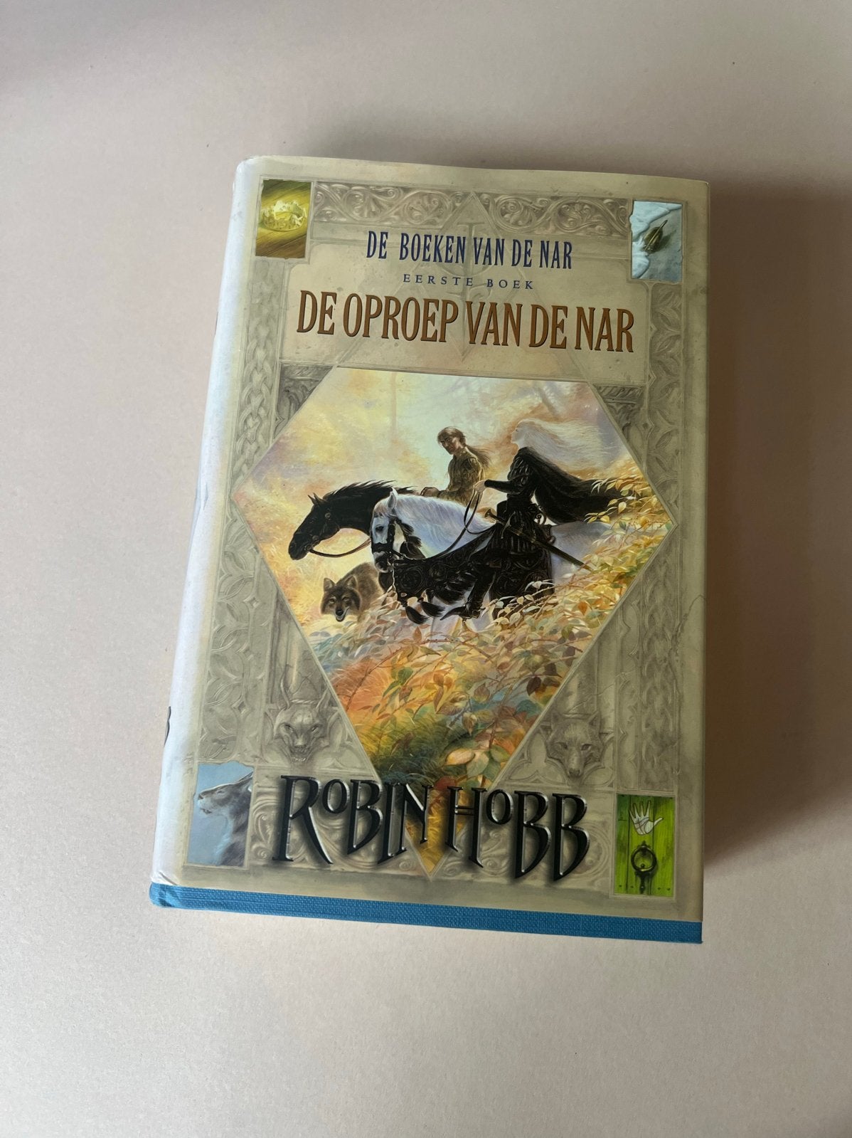 De Oproep van de Nar - Robin Hobb (Boek 1), Boeken, Ophalen of Verzenden, Zo goed als nieuw