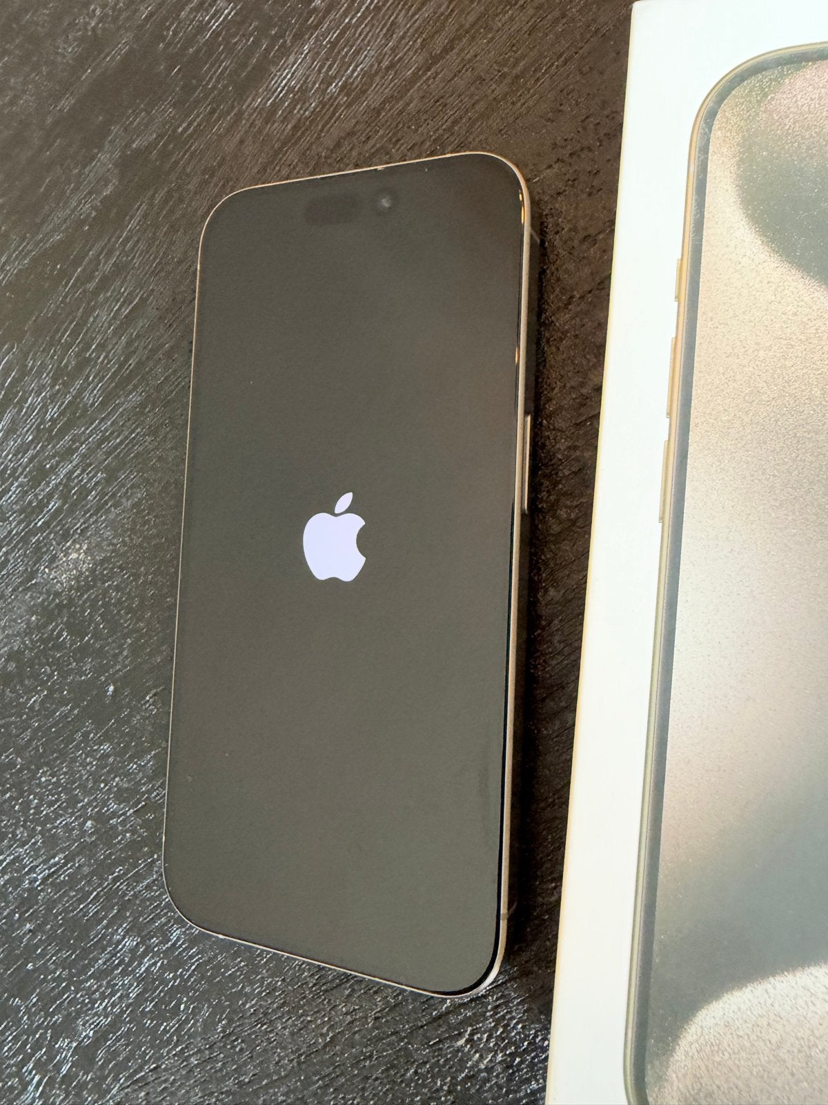 Foto 7 van iPhone 15 Pro - 512 GB - Lichte krasjes, 84% batterij