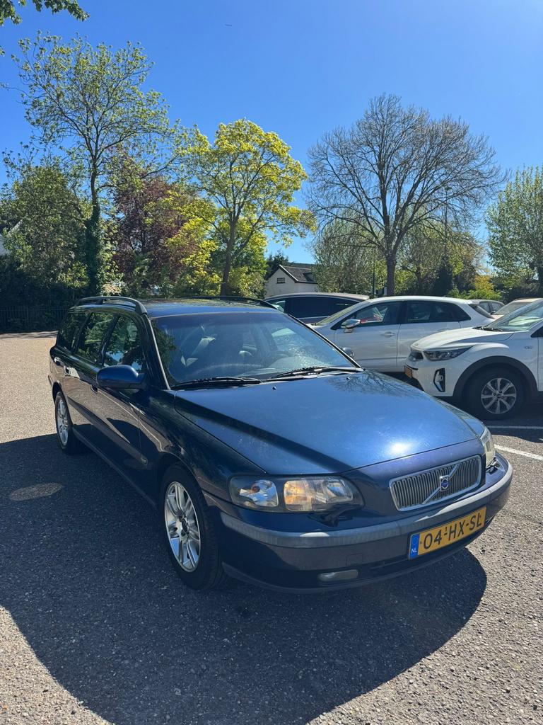 Volvo V70 2.4 170PK AUT 2002*youngtimer,airco,trekhaak,, 1800 kg, Zwart, Blauw, Leder en Stof