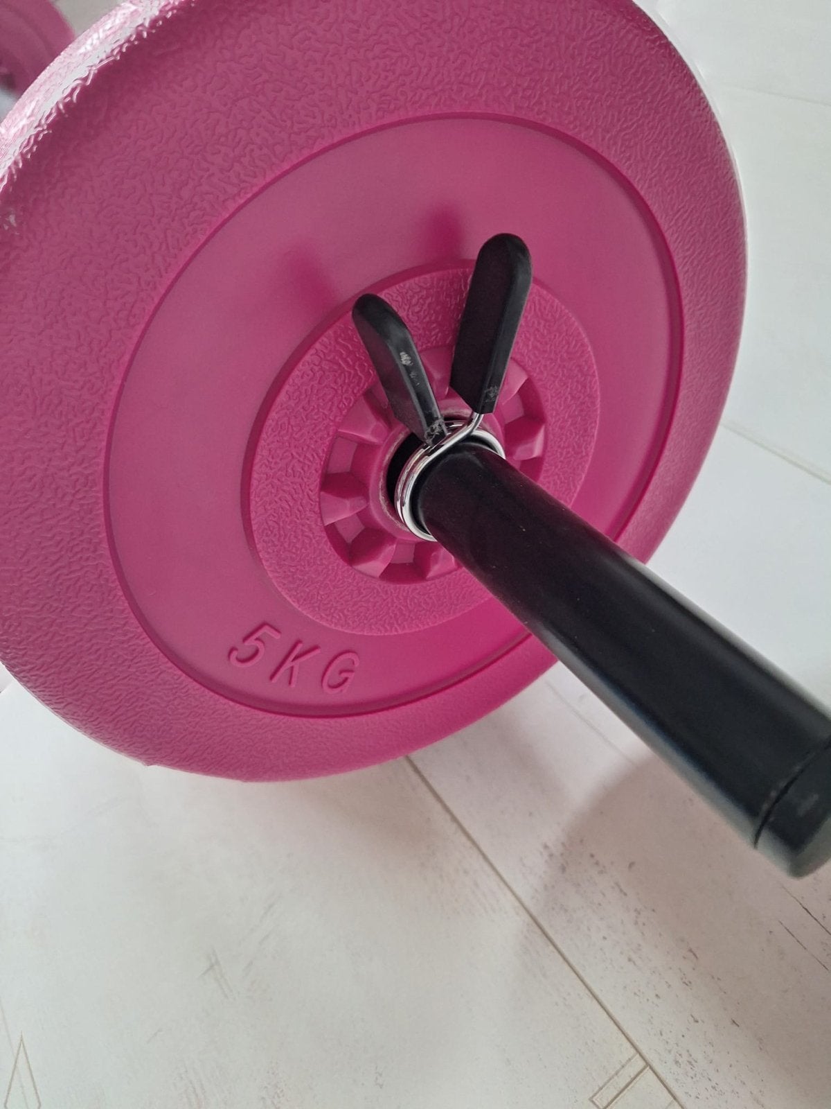 Roze halterset met stang en schijven (1.25kg, 2.5kg, 5kg), Sport en Fitness, Ophalen, Gebruikt, Armen, Halterset