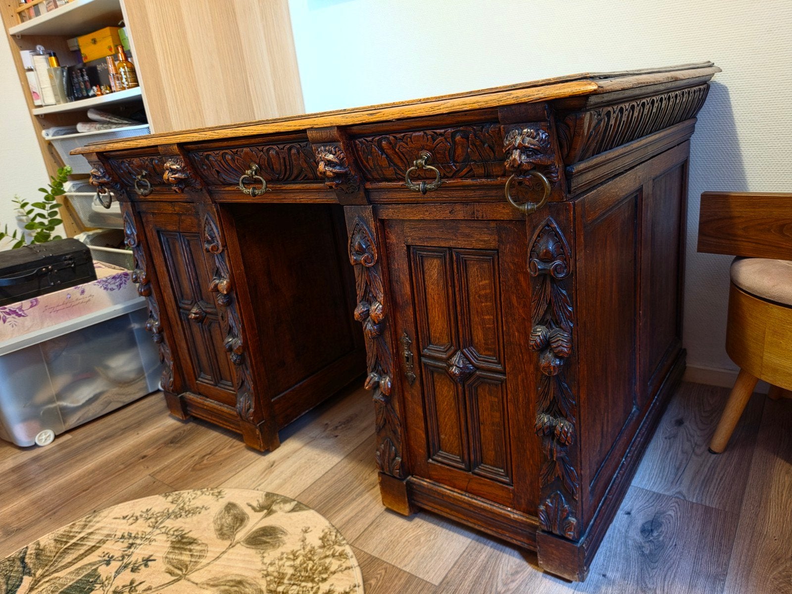 Antiek Bureau met Houtsnijwerk en Lederen Inlegblad, Ophalen