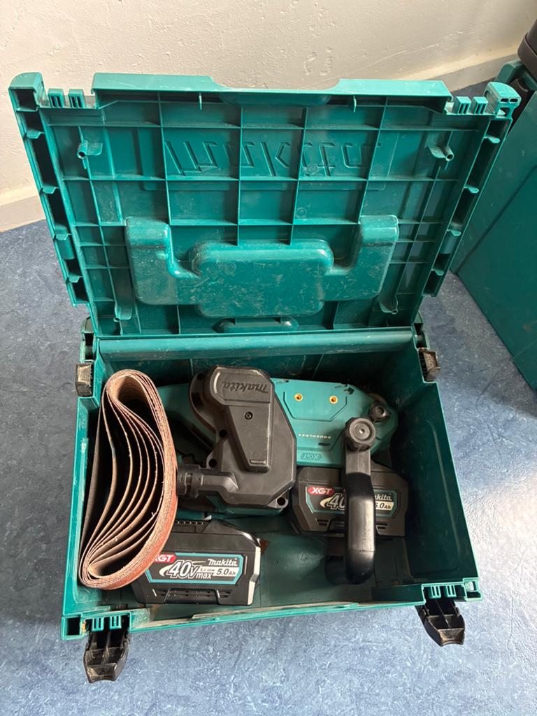 Makita XGT 40 V max bandschuurmachine 76x533mm op accu, Ophalen, 600 tot 1200 watt, Bandschuurmachine