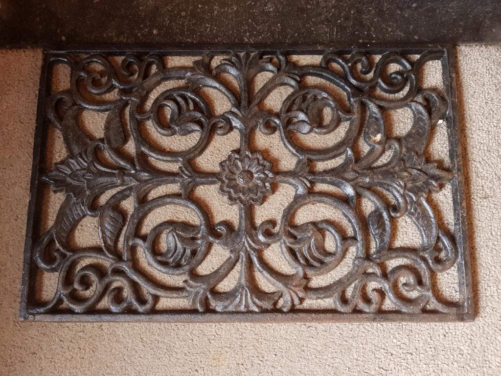 Gietijzeren deurmat., Tuin en Terras, Ophalen, Gietijzer, Schoonloopmat, Zo goed als nieuw