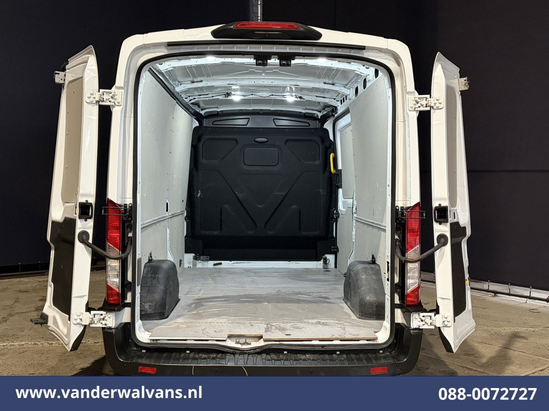 Ford Transit 2.0 TDCI 131pk L3H2 Euro6 Airco | Camera | Crui, Auto's, Bestelauto's, Voorwielaandrijving, Stof, 4 cilinders, Wit