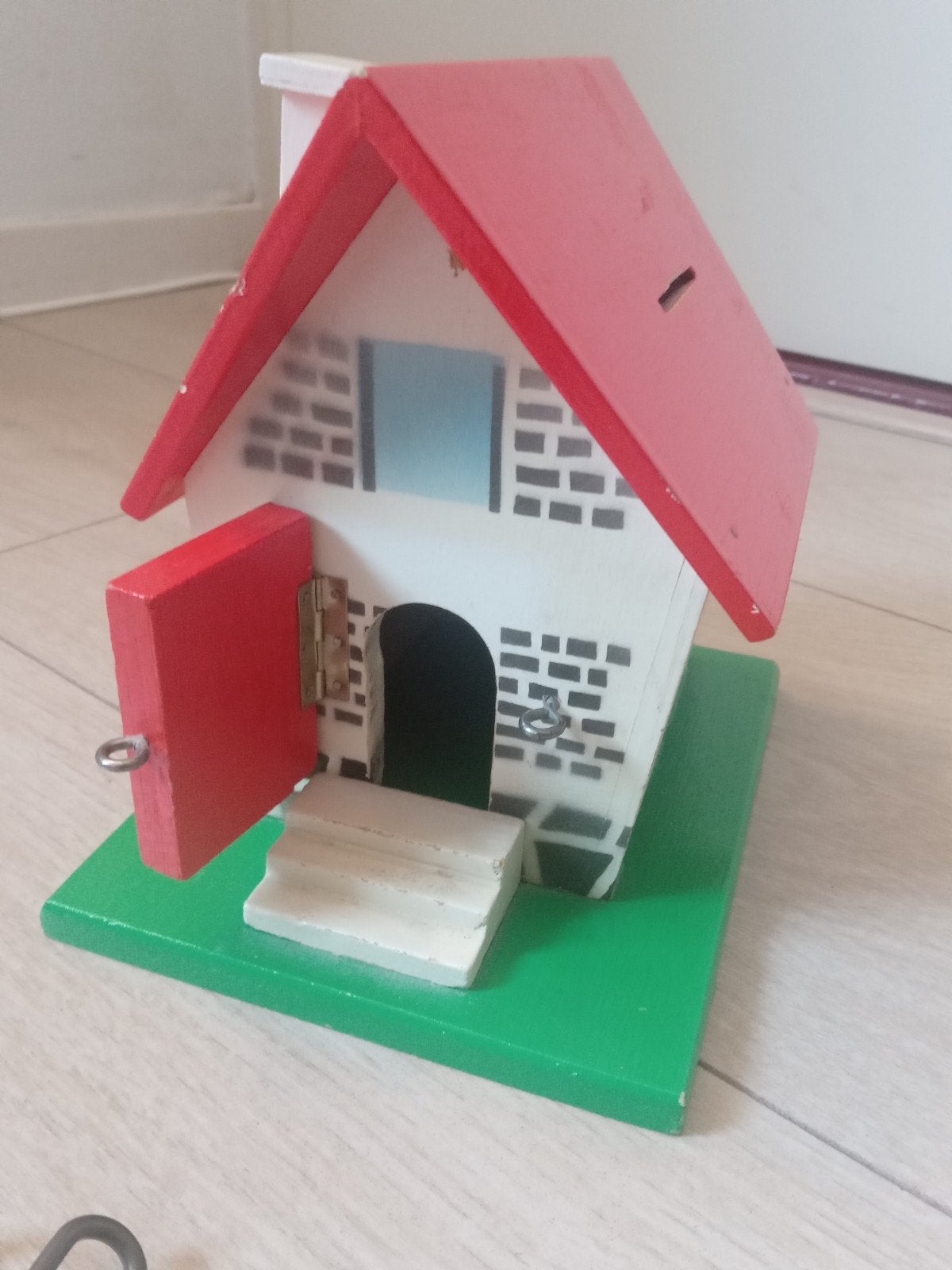 Vintage Houten Spaarpot Huisje met Sleutel - Jaren '50, Verzamelen, Ophalen of Verzenden, Gebruikt, Hout, Object of Gebouw