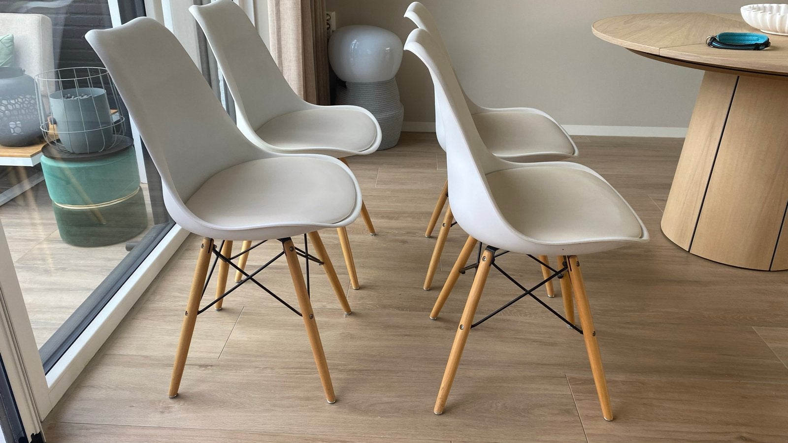 Set van 8 moderne design eetkamerstoelen met houten poten, Huis en Inrichting, Ophalen, Gebruikt, Wit, Vijf, Zes of meer stoelen