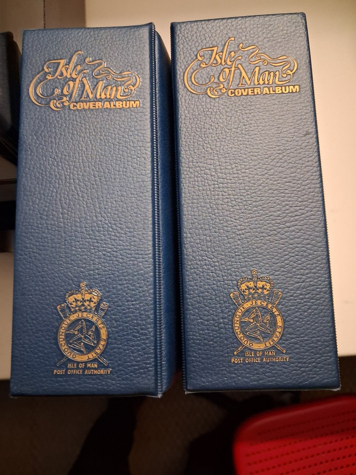 2 mapjes met 1edag enveloppen isle man, Ophalen of Verzenden, Nederland