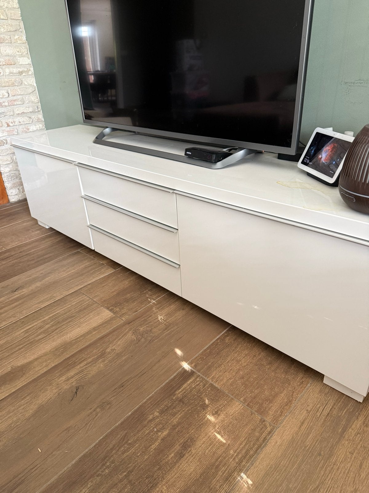 Moderne witte tv-meubel met lades en opbergruimte, Ophalen, Kunststof, 150 tot 200 cm, Zo goed als nieuw