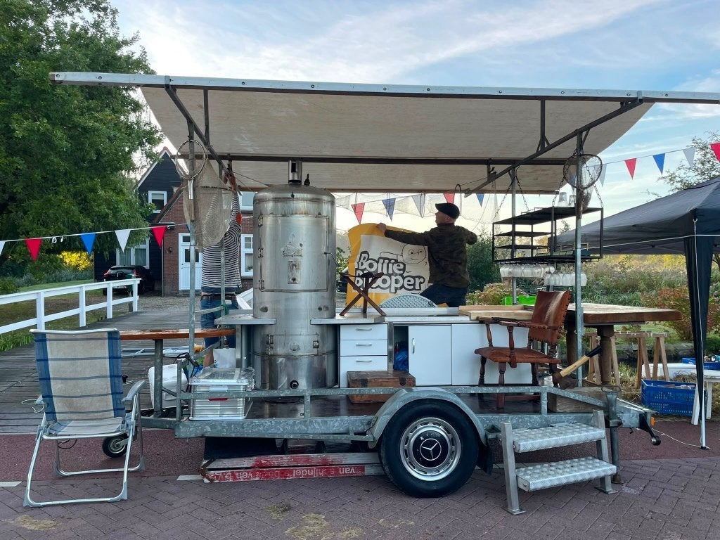 Open foodtruck met rookton, Ophalen