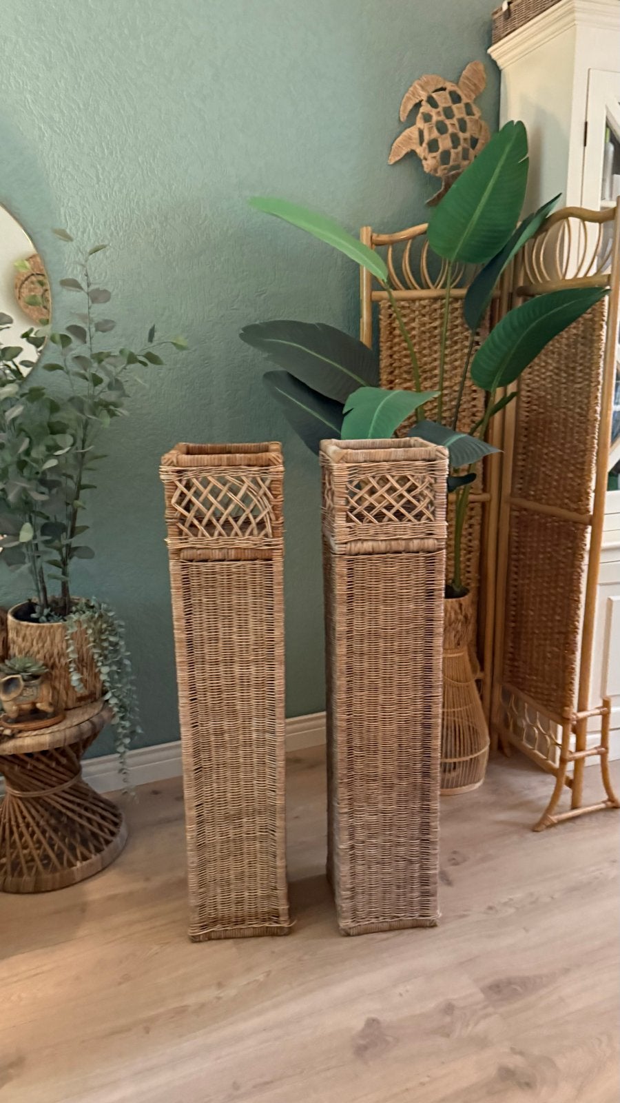 Set van 2 rattan plantenstandaards / zuilen riviera maison, Huis en Inrichting, Woonaccessoires | Overige, Ophalen, Vintage, Gebruikt