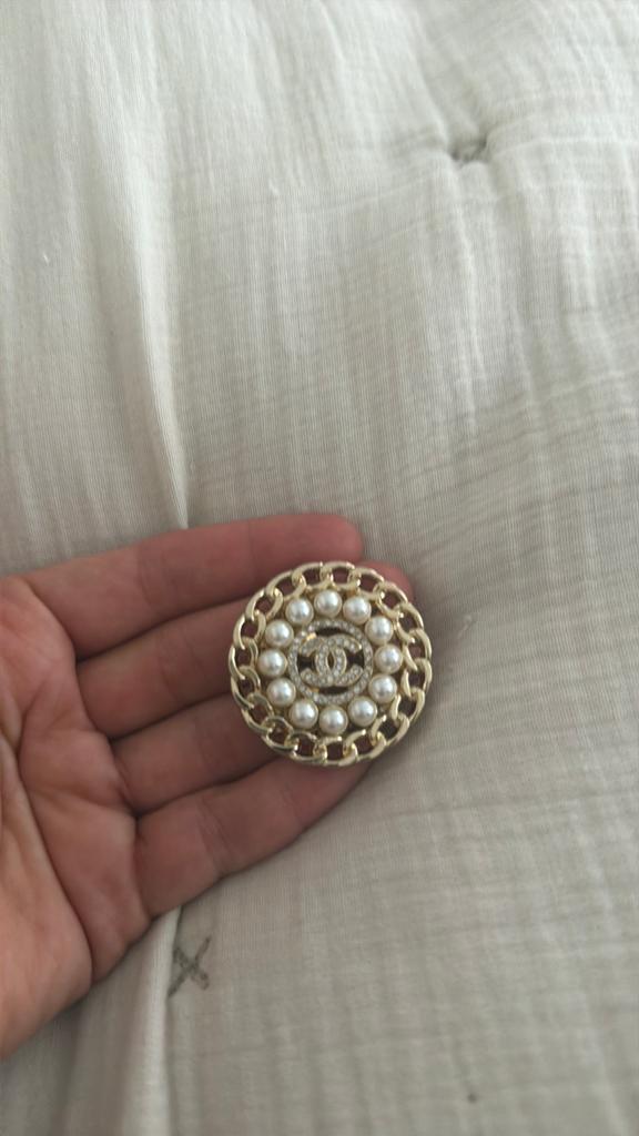 Broche met Parels en Logo, Overige materialen, 4 tot 7 cm, Gebruikt, Ophalen of Verzenden