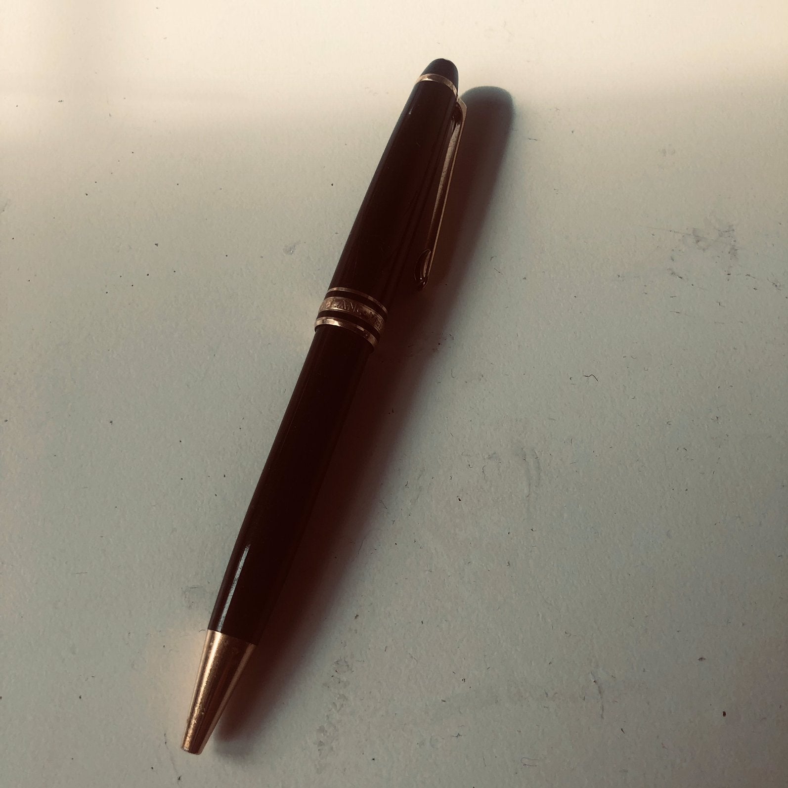 Mont Blanc Balpen 2002 met 'New York Pizza' inscriptie, Verzamelen, Pennenverzamelingen, Gebruikt, Balpen, Ophalen of Verzenden