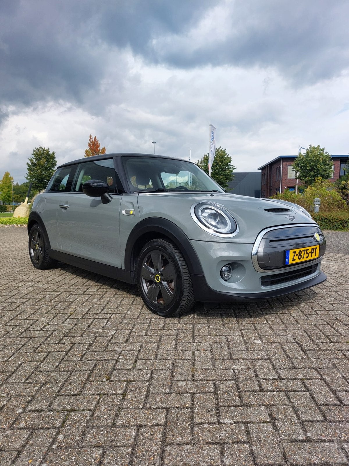 Mini 3-deurs Electric 135 kWh (184pk) Aut 2021 Moonwalk Grey, Auto's, Stof, 50 €/maand, 4 stoelen, 93 kWh