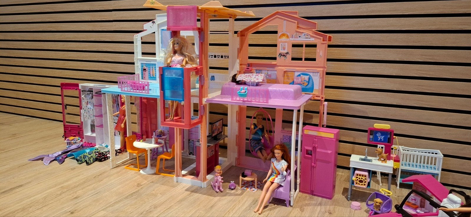 Grote Barbie set met huis, auto, paard en veel accessoires, Ophalen, Zo goed als nieuw, Barbie