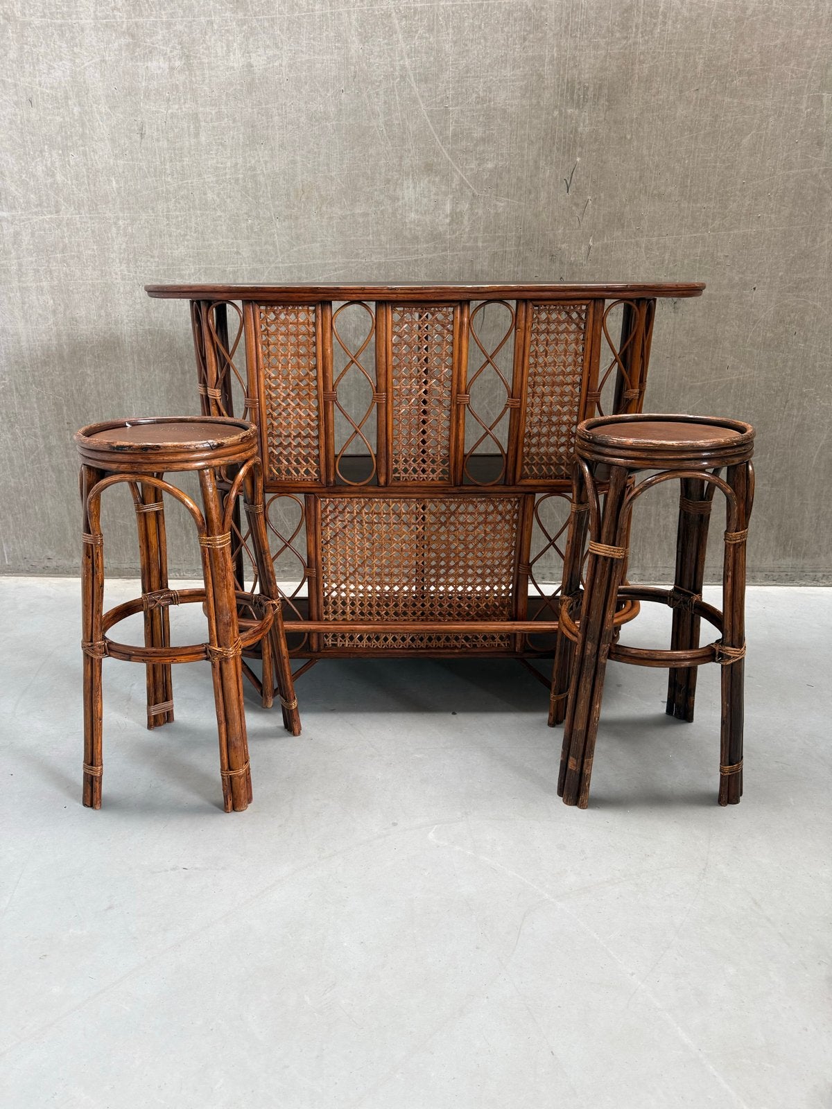 Vintage Rotan en Riet Bar met Twee Krukken, Huis en Inrichting, Barren, Gebruikt, Inclusief barstoelen, Ophalen of Verzenden, X