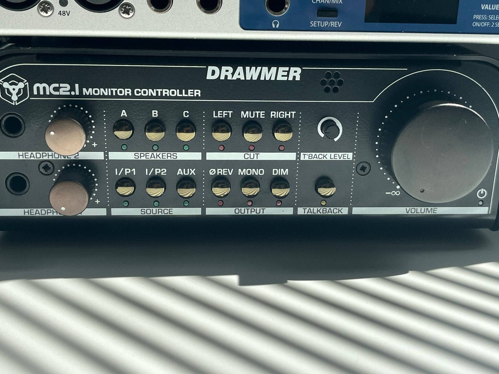 Drawmer MC2.1 Monitor Controller met Rack Mount Kit, Ophalen of Verzenden, Gebruikt, Minder dan 5 kanalen, Microfooningang