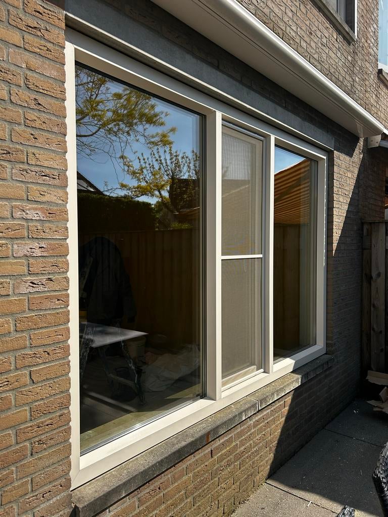 Kunststof kozijn met triple HR +++ glas en hor, Kunststof, Raamkozijn, Zo goed als nieuw, Ophalen