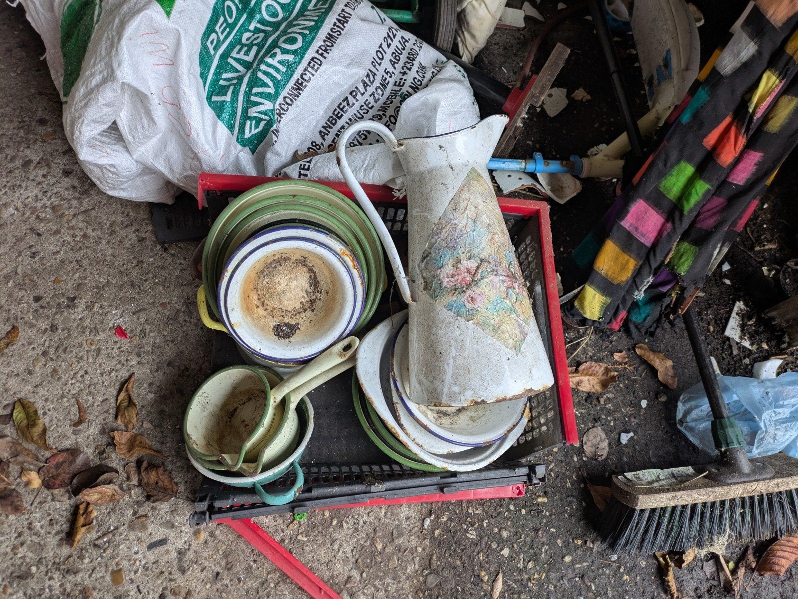 bak met emaille schalen en melkkan, Antiek en Kunst, Ophalen of Verzenden
