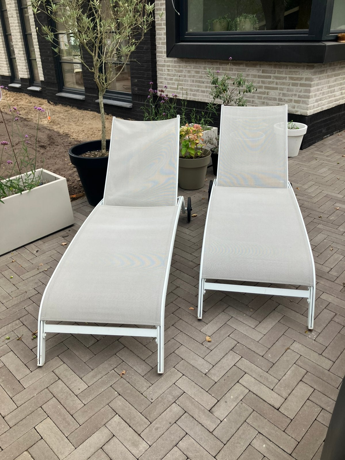 2 ligbedden beige met wit frame, Ophalen, Gebruikt, Aluminium