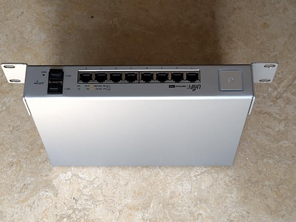 Ubiquiti UniFi Switch 8 (US-8) - Compacte Gigabit PoE Switch, Computers en Software, Netwerk switches, Ophalen of Verzenden, Zo goed als nieuw