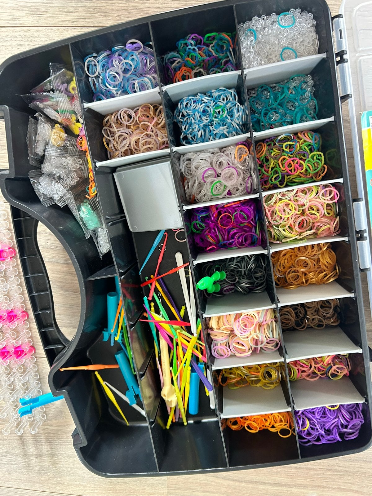 Grote Loom Bands set met opbergkoffer en accessoires, Hobby en Vrije tijd, Ophalen of Verzenden, Gebruikt, Overige typen