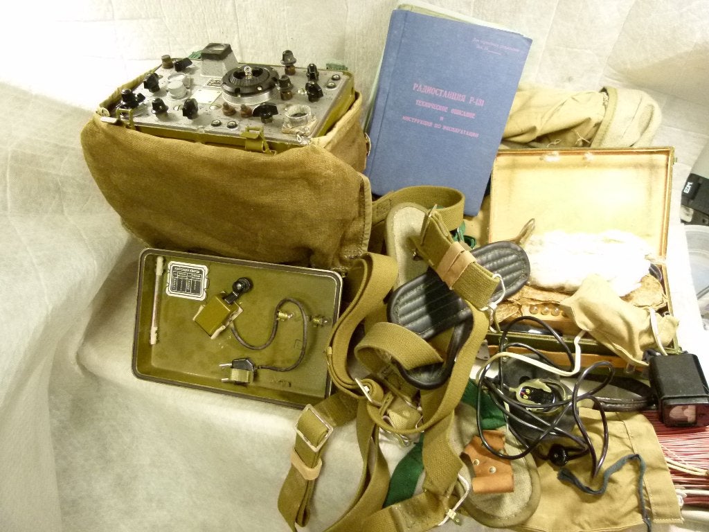 R131 Russische HF manpack transceiver 1,5 - 8 MHz, CW en FSK, Ophalen, Gebruikt, Zender en Ontvanger
