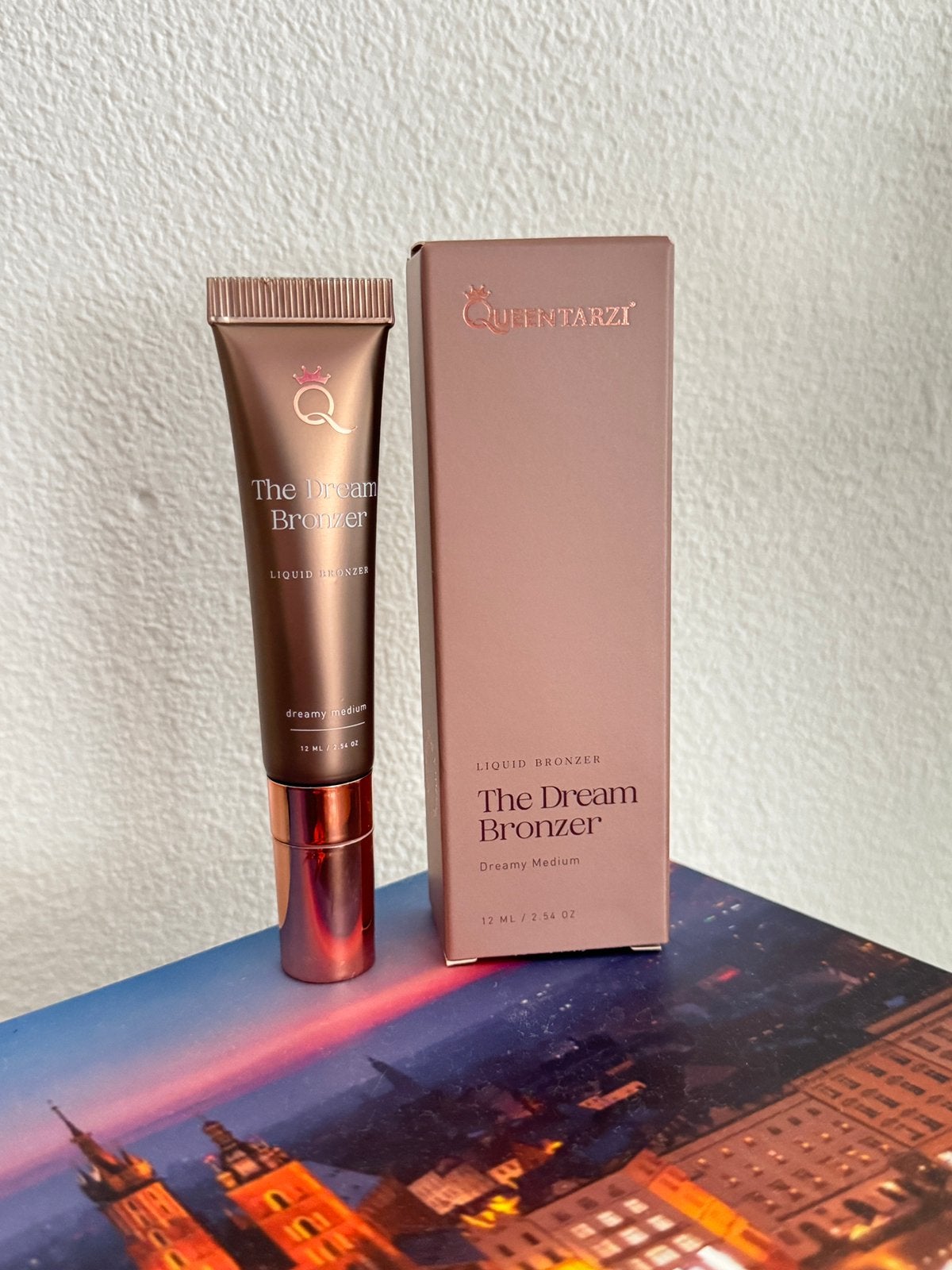 QUEEN TARZI The Dream Bronzer - NIEUW - medium - liquid, Wangen, Bruin, Nieuw, Ophalen of Verzenden