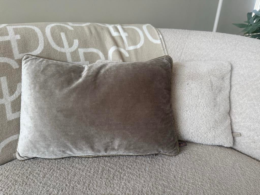 2 Claudi kussens 30x45 Velvet met bies + fluffy kussen, Huis en Inrichting, Woonaccessoires | Kussens, Ophalen of Verzenden, Zo goed als nieuw