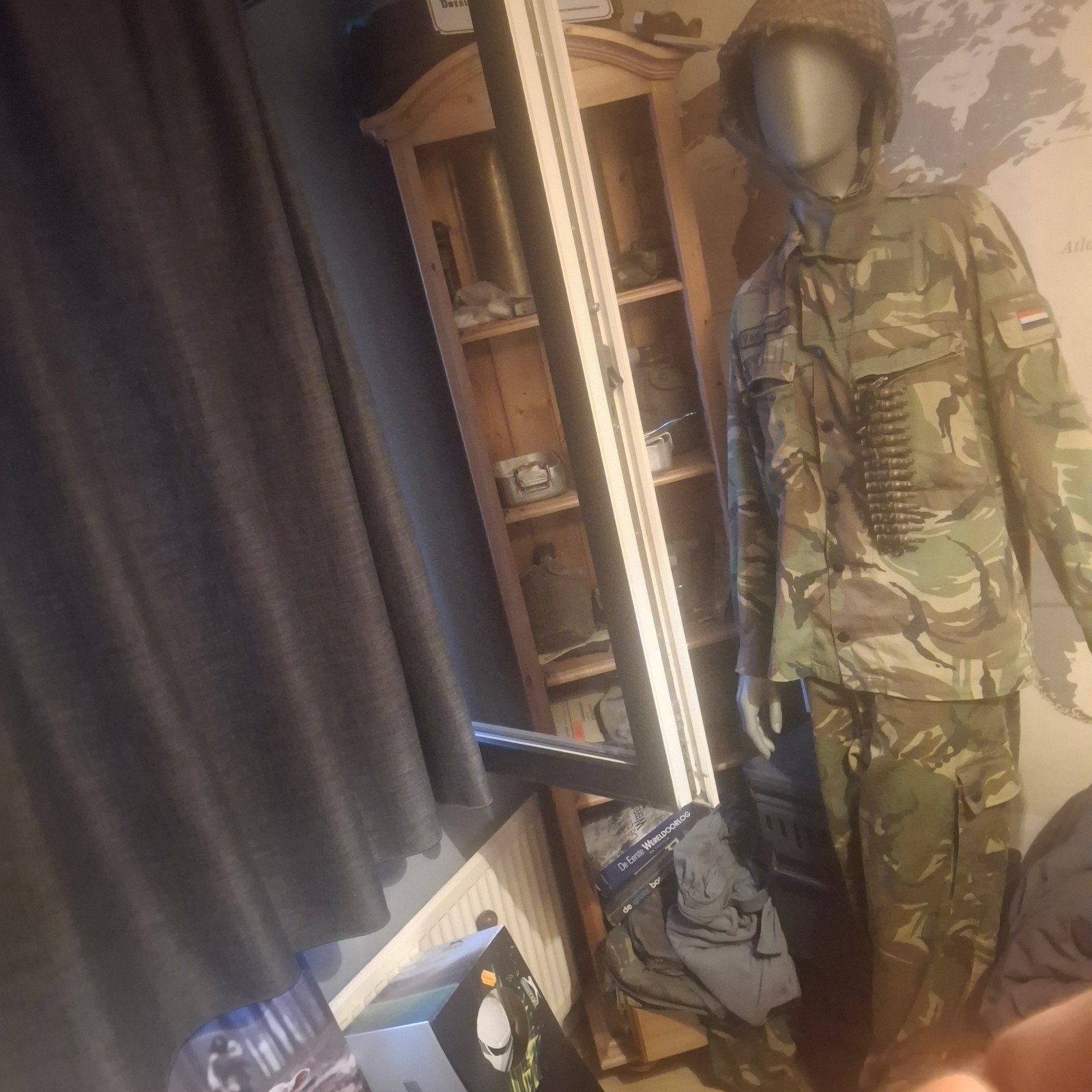 Militair uniform met helm en munitieband, Ophalen of Verzenden, Landmacht, Nederland, Helm of Baret