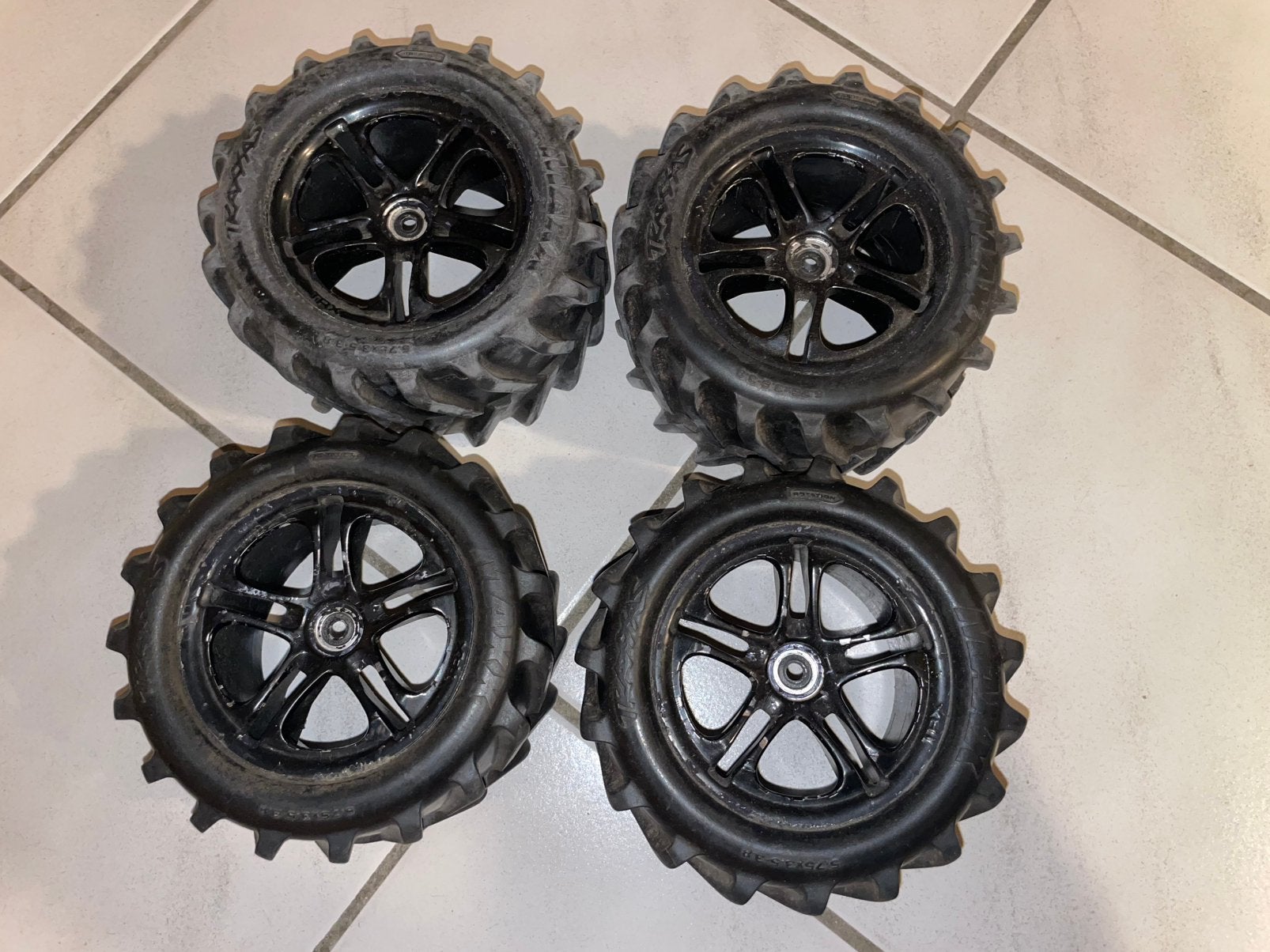 Nieuwe Traxxas Maxx banden set, Ophalen of Verzenden, Nieuw, Onderdeel