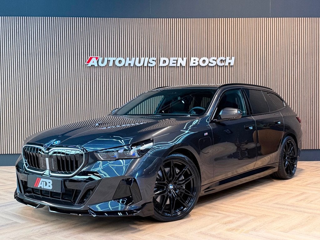 BMW 5-serie Touring 550e xDrive 489PK M SPort Pro - Pano, Auto's, BMW, Automaat, Gebruikt, 2000 kg, Zwart