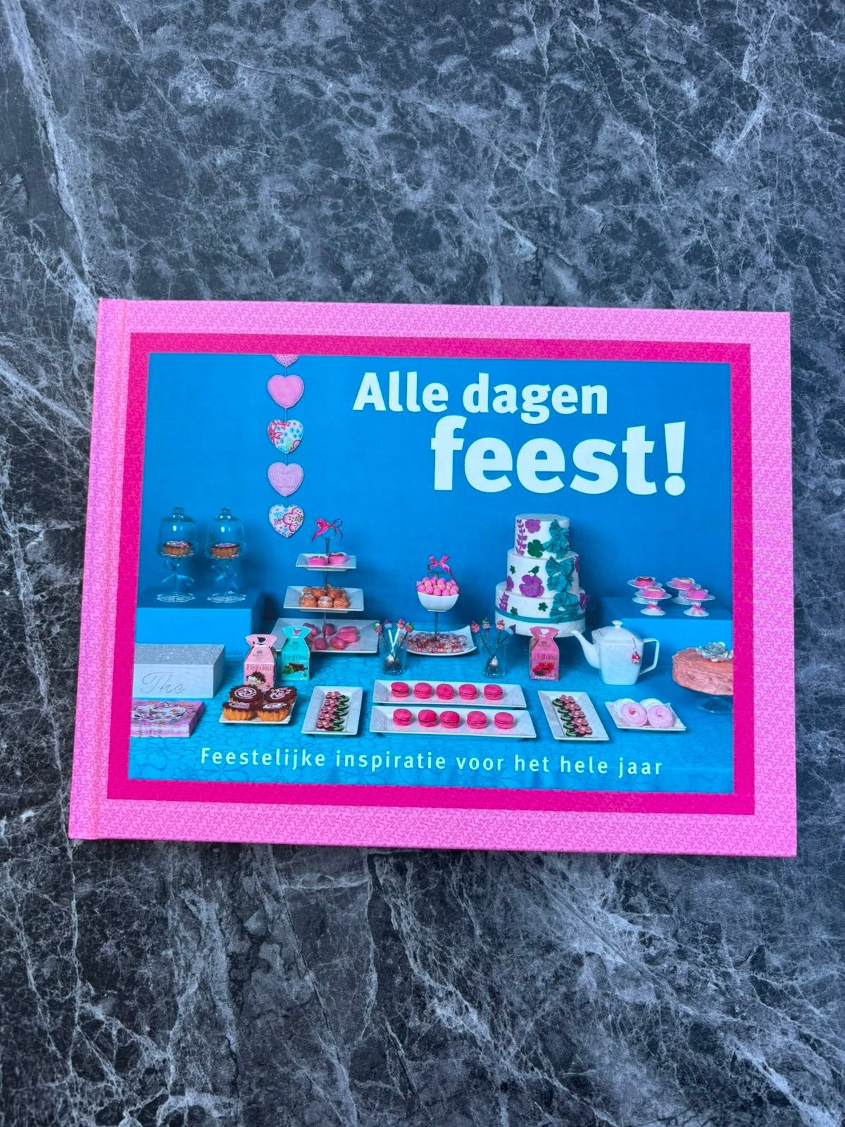 Alle dagen feest! Xenos kookboek - Feestelijke inspiratie, Ophalen of Verzenden, Zo goed als nieuw, Xenos, Taart, Gebak en Desserts