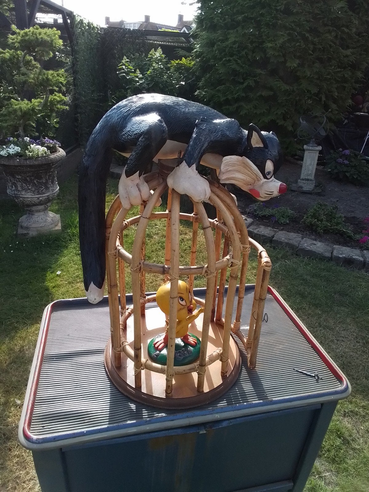 15531) LOONEY TUNES  Silvester en Tweety in bamboe kooi, Ophalen of Verzenden, Overige figuren, Zo goed als nieuw, Beeldje of Figuurtje