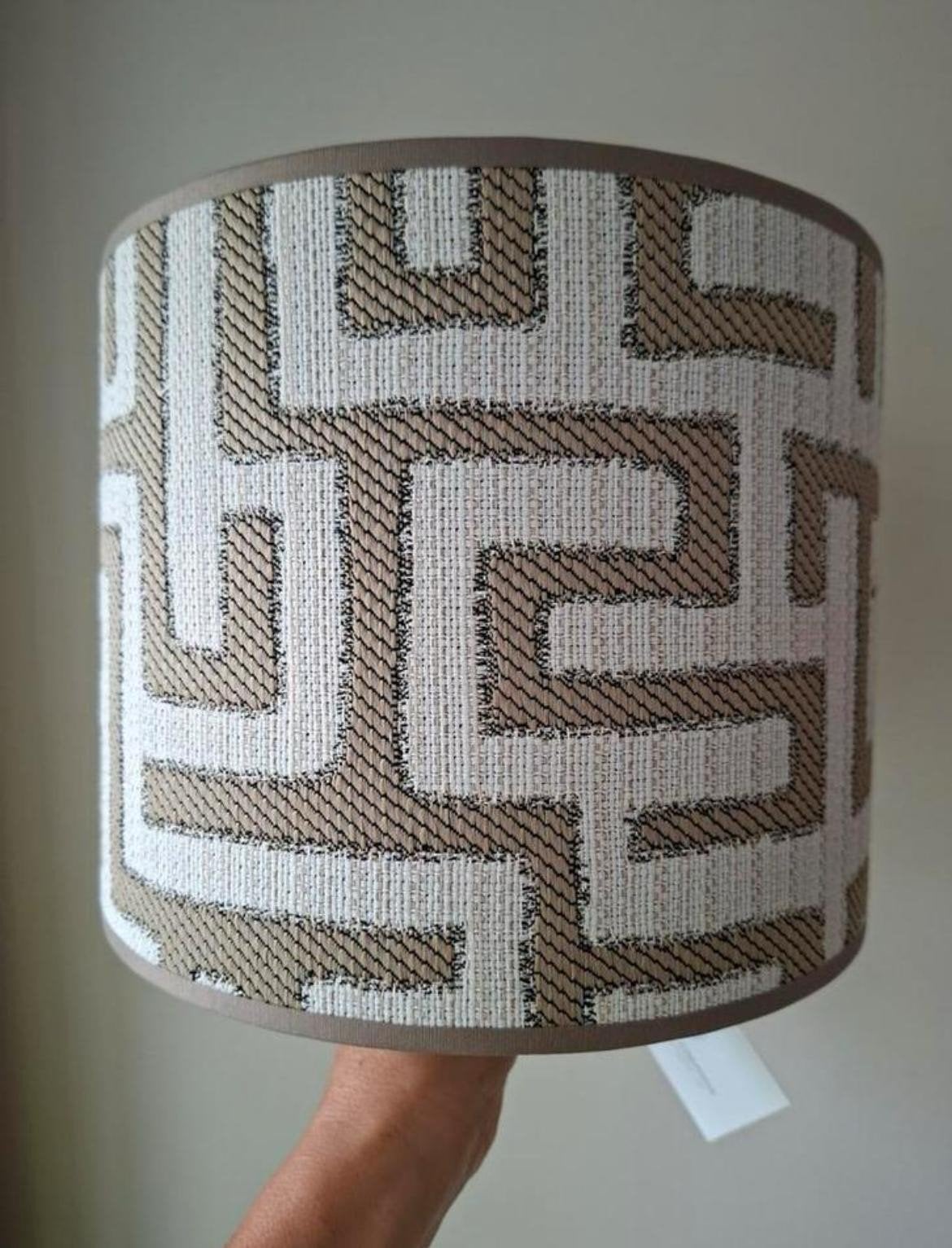 Handgemaakte lampenkap doolhofmotief taupe 30 cm, Huis en Inrichting, Lampen | Lampenkappen, Ophalen of Verzenden
