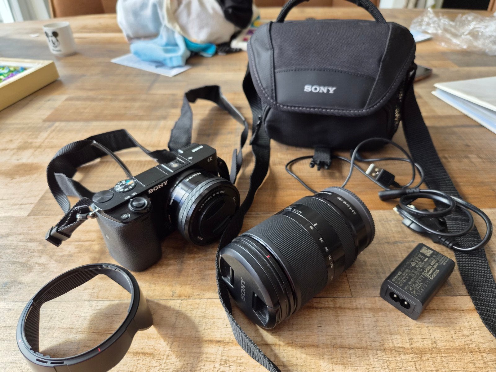 Sony A6000 Systeemcamera met 18-200mm lens en accessoires, Audio, Tv en Foto, Fotocamera's Digitaal, Gebruikt, Kantelbaar/draaibaar scherm