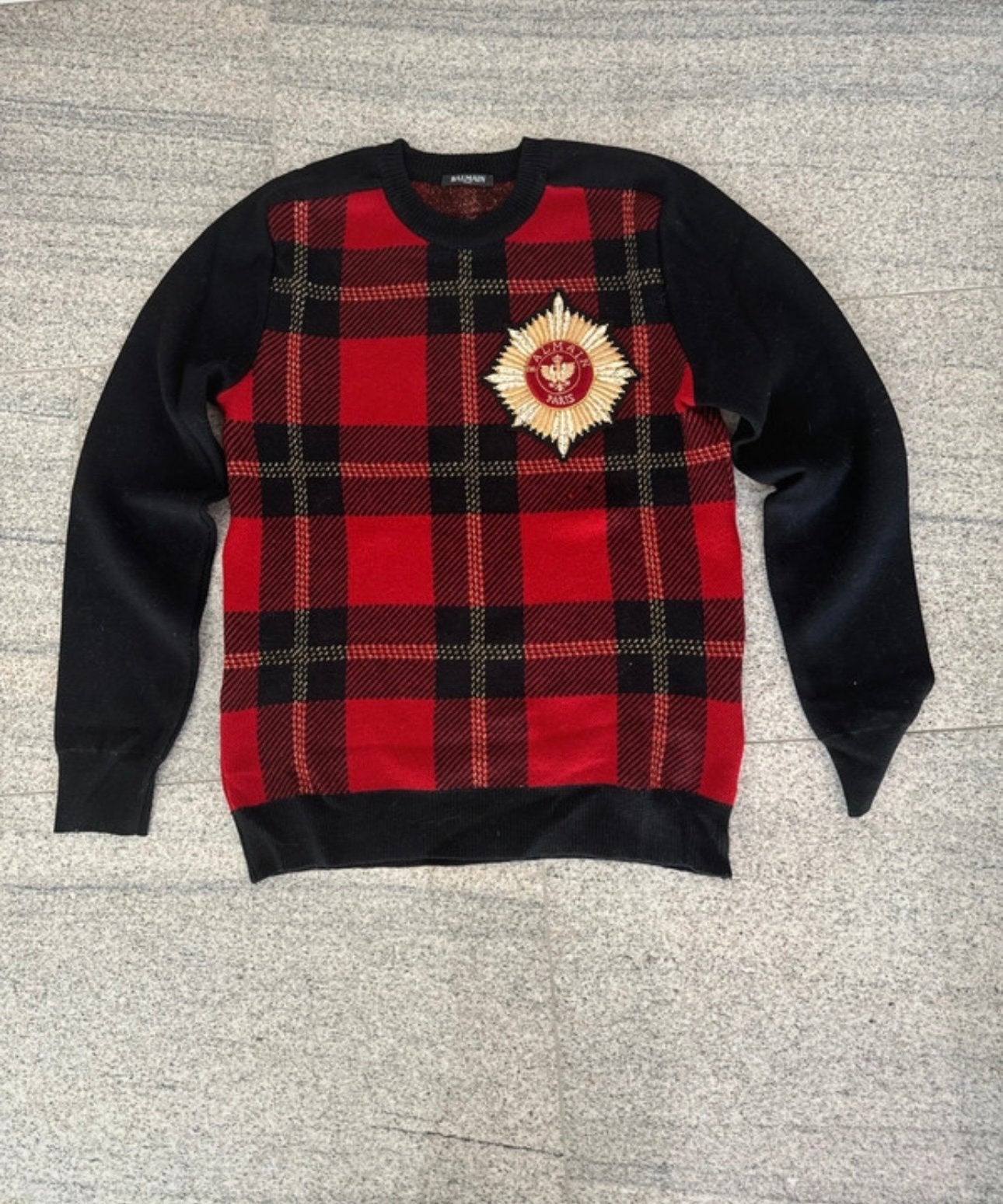 Balmain Trui Rood Zwart Geruit met Gouden Embleem Maat M, Ophalen of Verzenden, Zo goed als nieuw, Maat 48/50 (M), Rood