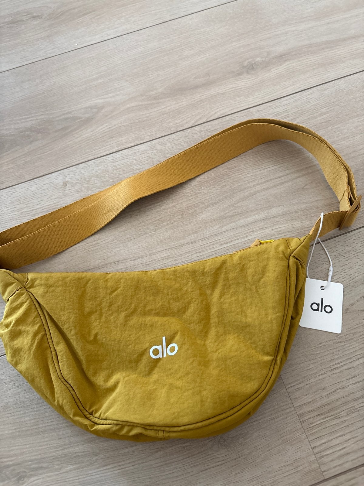 Alo Yoga Sling Bag - Okergeel, Verzenden, Nieuw, Geel, Schoudertasje