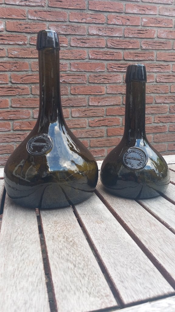 TE KOOP GEVRAAGD Zegelfles Glaszegel VAN ZUIJLEKOM, LEVERT.., Antiek en Kunst, Antiek | Keramiek en Aardewerk, Ophalen of Verzenden
