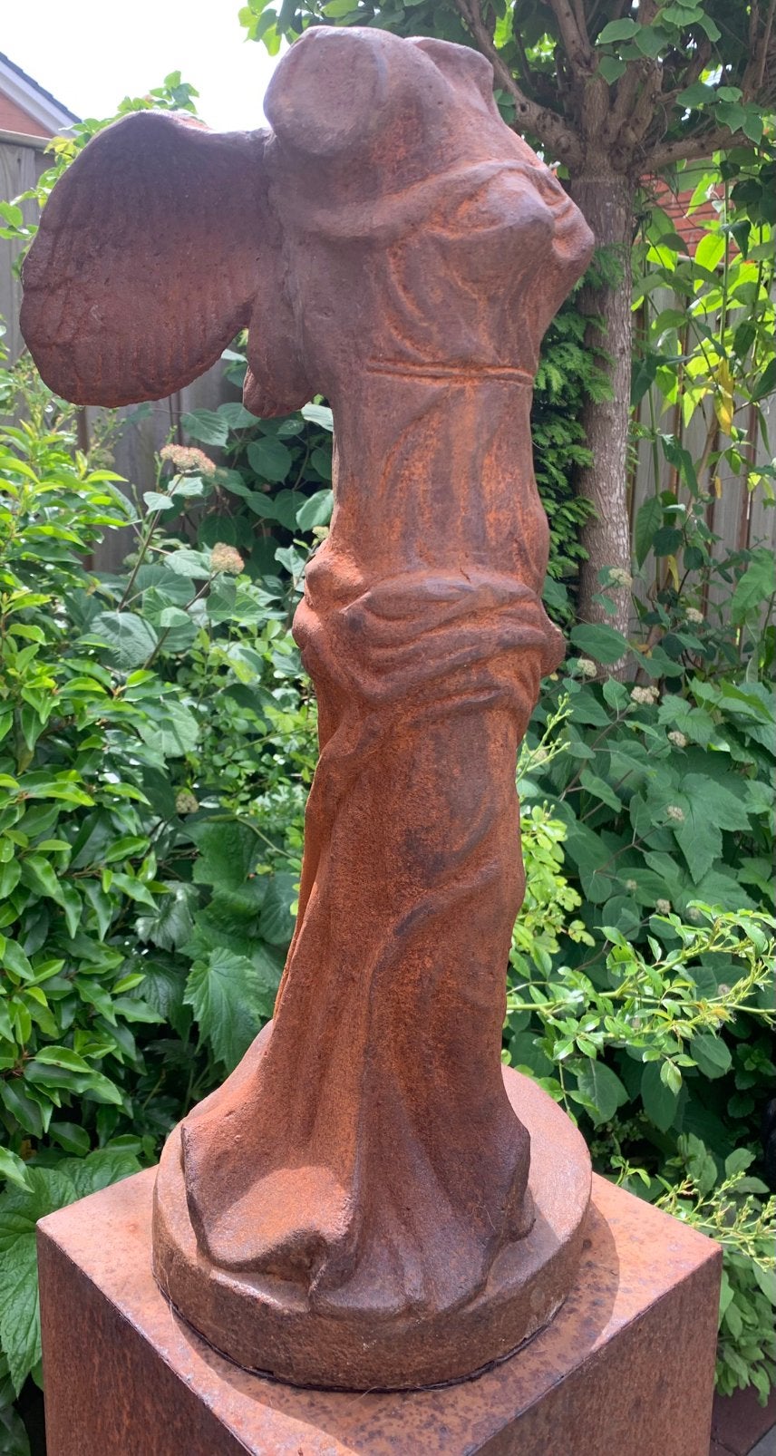 Groot beeld Nike in gietijzer, Tuin en Terras, Tuinbeelden, Ophalen of Verzenden, Zo goed als nieuw, Metaal
