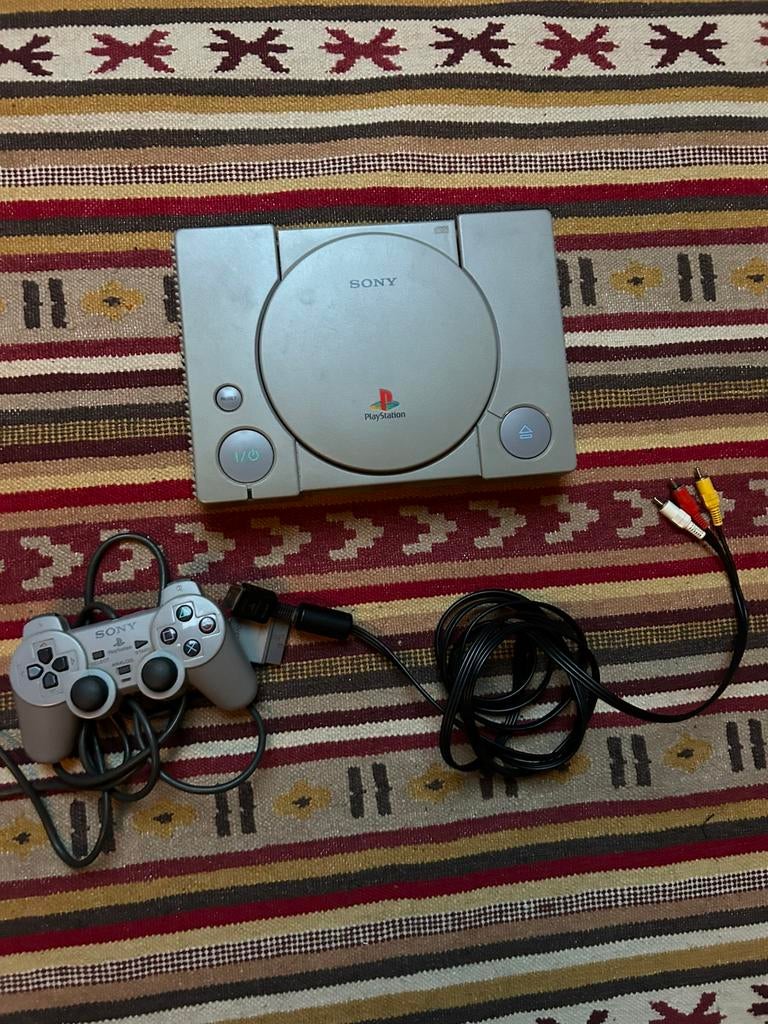 Playstation 1 met controller en kabel, Spelcomputers en Games, Spelcomputers | Sony PlayStation 1, Ophalen of Verzenden, Zo goed als nieuw