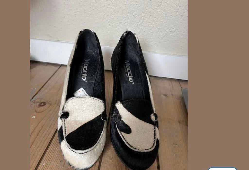 Moccio pumps van koehuid - Maat 38, Kleding | Dames, Schoenen, Ophalen of Verzenden, Gedragen, Pumps