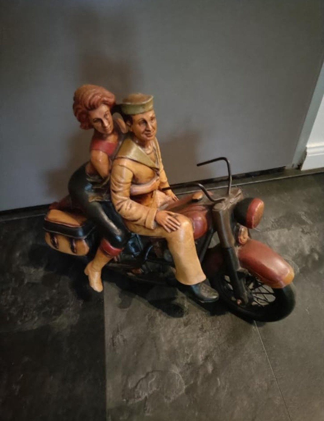 Vintage beeld matroos en vrouw op motor, Verzamelen, Beelden en Beeldjes, Ophalen of Verzenden, Mens