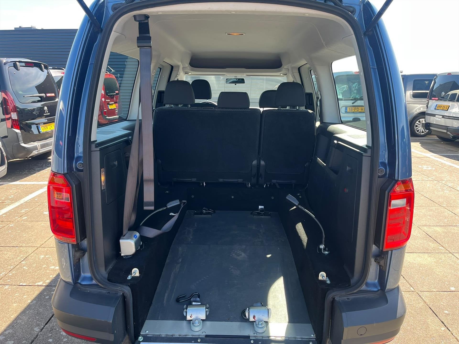 Volkswagen Caddy Maxi Rolstoelauto 5+1 incl. draaistoel, 12 maanden, Gebruikt, Overige carrosserieën, Blauw