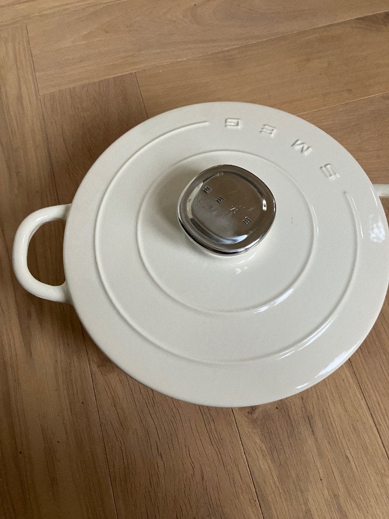 SMEG gietijzeren braadpan 24 cm crème, Met deksel, Ophalen of Verzenden, Zo goed als nieuw, Overige merken