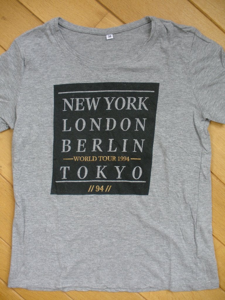 T- shirt grijs met steden maat 38 - nieuw -, Kleding | Dames, Maat 38/40 (M), Nieuw, Ophalen of Verzenden, Korte mouw