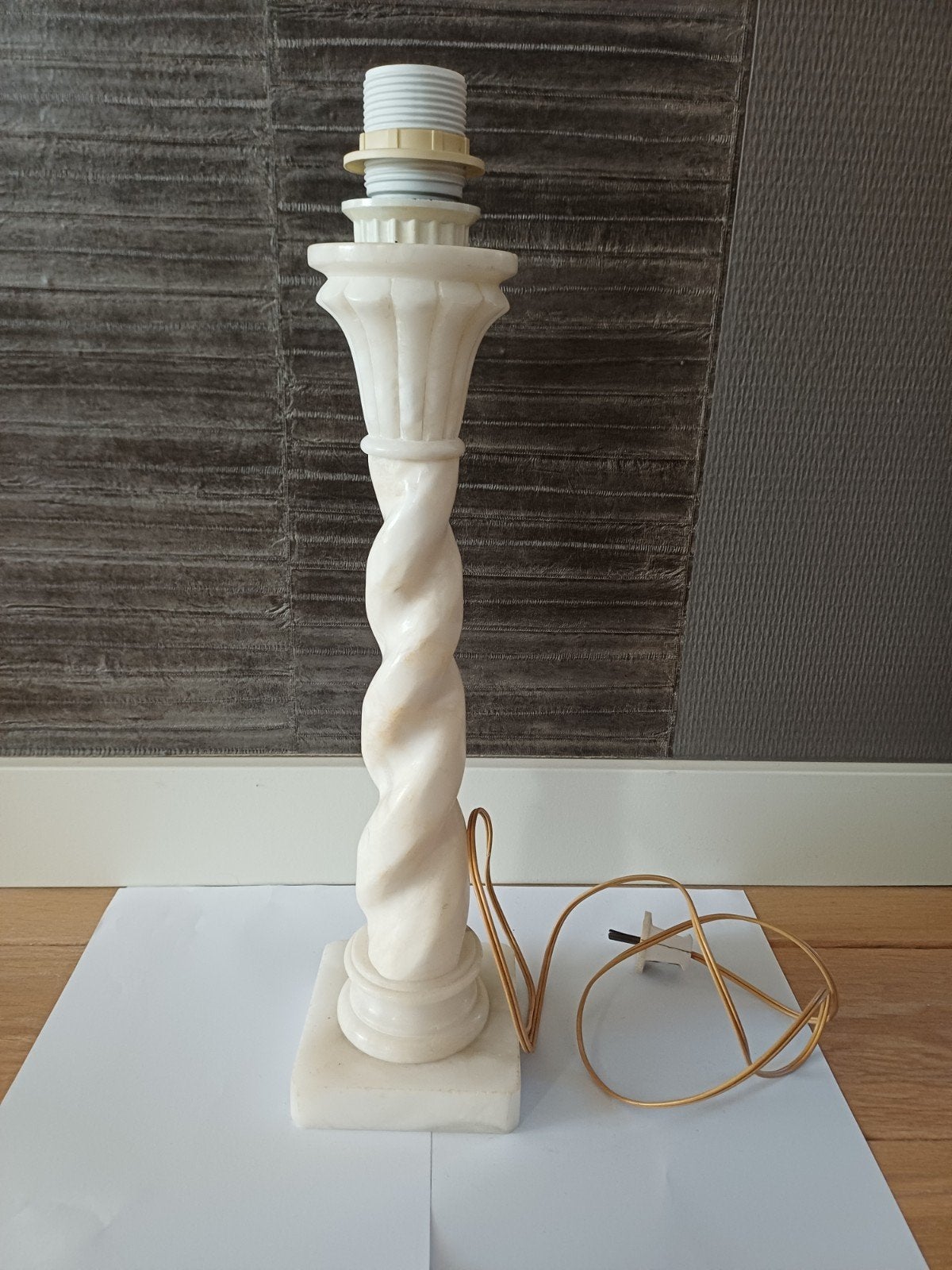 Elegante marmeren tafellamp hoogte 45cm - Gedraaide zuil, Antiek en Kunst, Ophalen of Verzenden