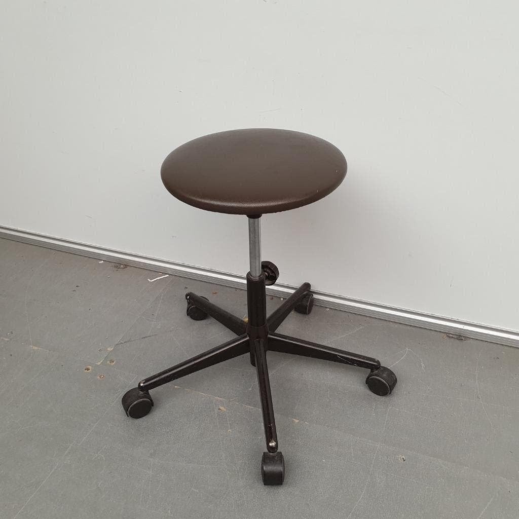 Ahrend verrijdbare kruk  - bruine skai ihv 41-57cm, Ophalen of Verzenden, Gebruikt, Hout