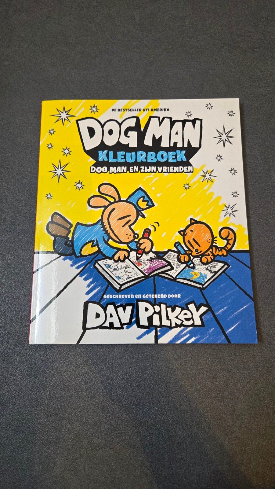 Dog Man Kleurboek - Dog Man en zijn vrienden, Boeken, Ophalen of Verzenden, Nieuw, Dav Pilkey, Fictie algemeen